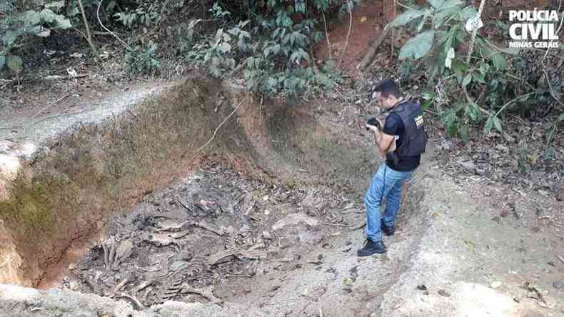 Policial fotografa uma das valas usadas para descarte das carcaas dos animais(foto: Polcia Civil/Divulgao)