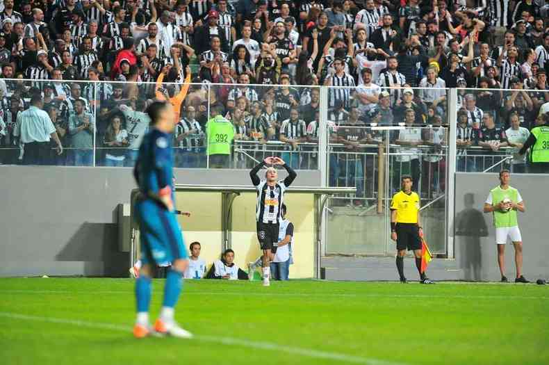 Fbio Santos abriu o placar para o Galo, e Vincius selou a vitria no segundo tempo no Independncia: caiu tabu de 25 anos(foto: Fotos: RAMON LISBOA/EM/D.A PRESS)