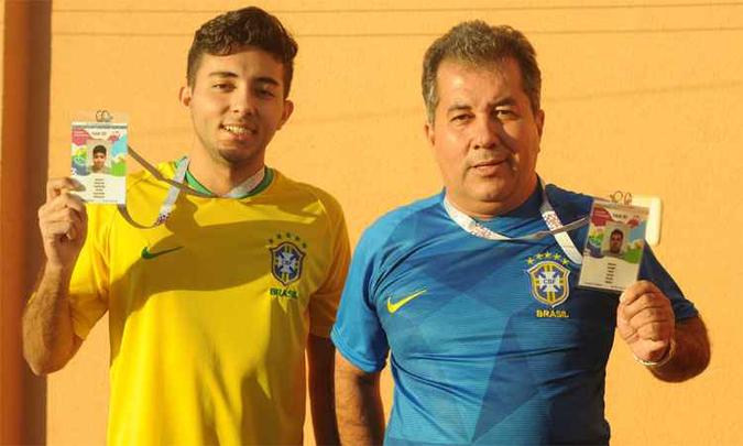 Guilherme embarca amanhã com o pai, Valdir, com ingressos para oitavas e quartas de final (foto: Leandro Couri/EM/DA Press) Guilherme embarca amanhã com o pai, Valdir, com ingressos para oitavas e quartas de final (foto: Leandro Couri/EM/DA Press)
