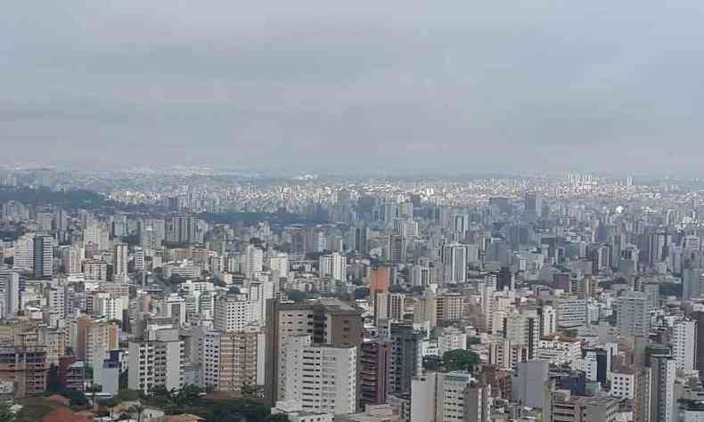 Dia fica escuro e ainda mais cinzento nas reas mais urbanizadas da capital mineira(foto: Paulo Filgueiras/EM/D.APress)