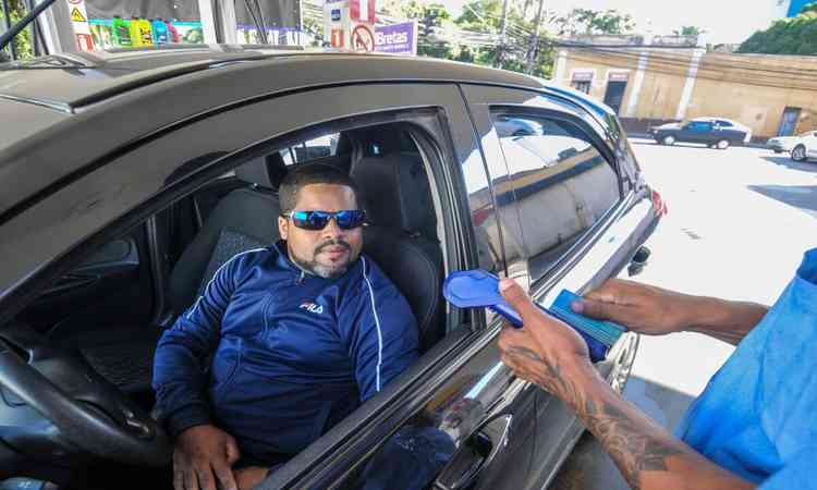 Representante comercial Warley Silva abastece o carro em posto de BH