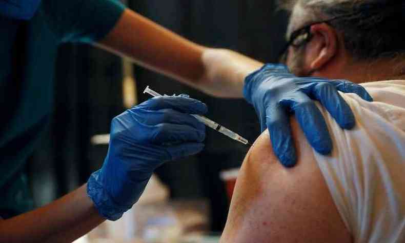 Vacinao nos EUA est acelerada, diferentemente de outros pases(foto: Reproduo/Reuters)