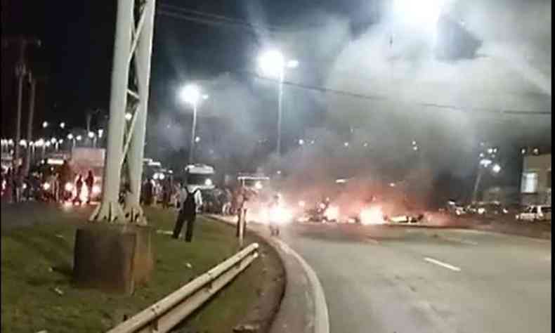 Manifestantes ateiam fogo em pneus, no Anel Rodovirio em BH