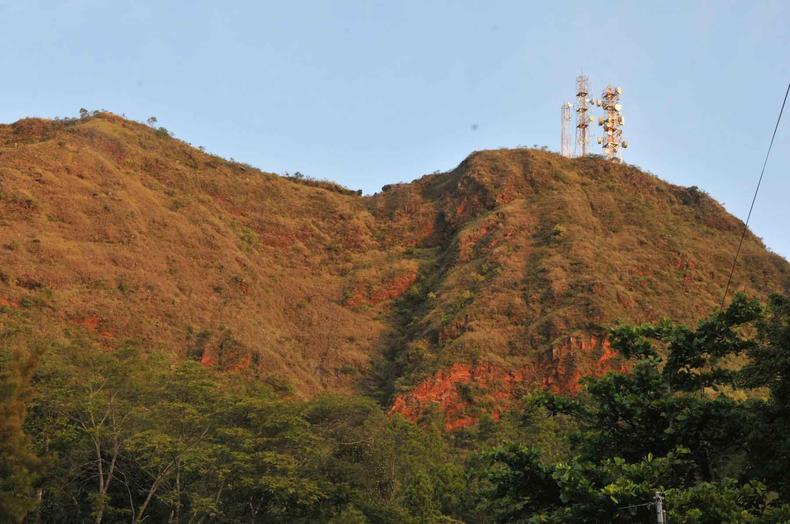 Serra do Curral, com torres de antena no topo do morro. 