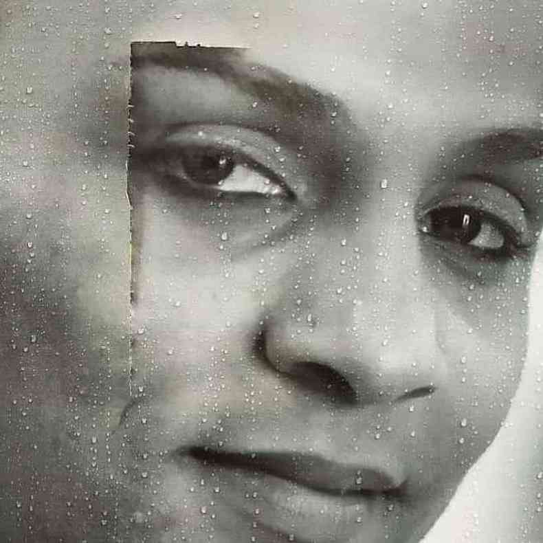 Foto de perfil de uma trans negra com um corte na imagem