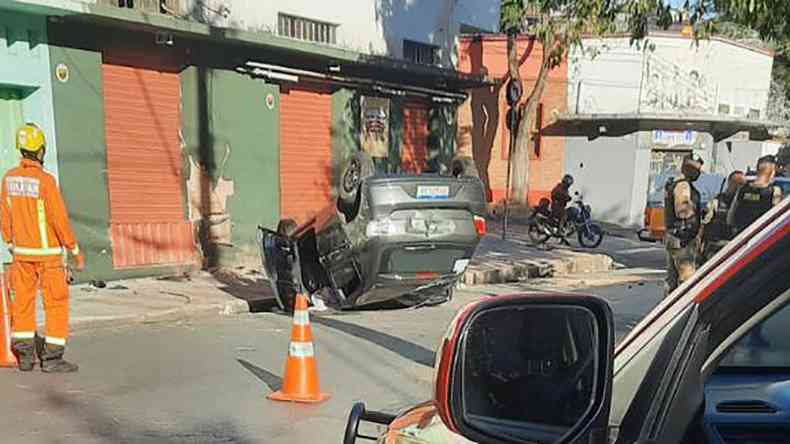 Rua Desembargador Mario Matos capotamento bairro Serra bombeiros carro capotado rea interditada