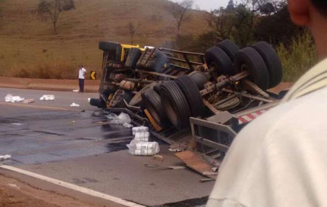 Caminhão tombou e fechou os dois sentidos da rodovia(foto: WhatsApp/Divulgação) Caminhão tombou e fechou os dois sentidos da rodovia(foto: WhatsApp/Divulgação)
