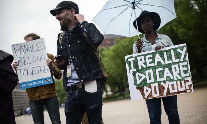 Em protesto, mulher questiona Melania Trump com a pergunta Em protesto, mulher questiona Melania Trump com a pergunta