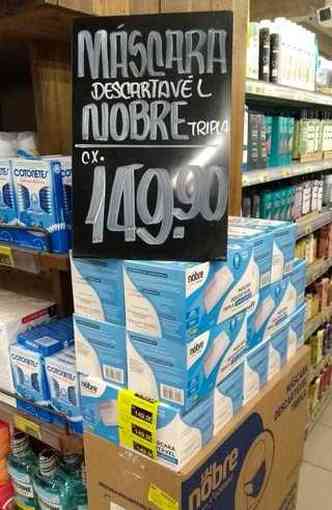No supermercado Super Nosso, localizado na Pampulha, a caixa com 50 mscaras descartveis  vendida por R$149,90(foto: Juarez Rodrigues/EM/D.A press )
