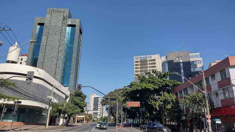 Ceu aberto sem nuvens e sem transito na Avenda do Contorno em Belo Horizonte na Savassi