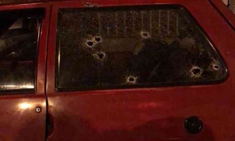 Veculo estacionado foi acertado por tiros(foto: Reproduo/ Whatsapp)