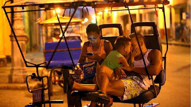 Segundo especialistas em internet o governo cubano no vai conseguir monitorar o acesso  rede mas tenta impor o medo na populao(foto: Getty Images)