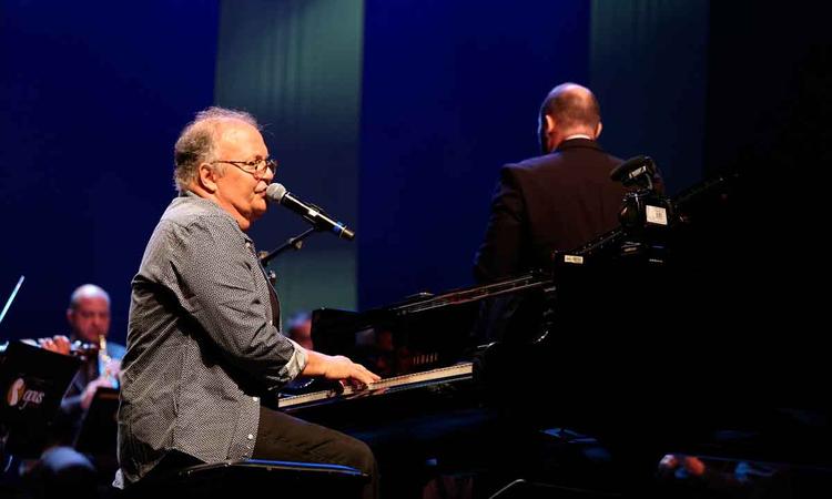 Guilherme Arantes e Orquestra Opus fazem show recheado de sucessos

