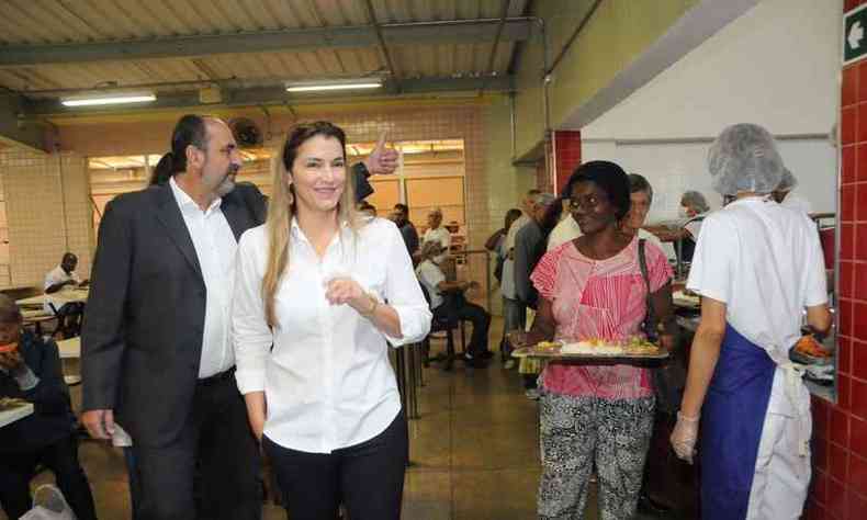 O prefeito Alexandre Kalil visitou o restaurante popular da rea hospitalar na manh desta segunda-feira acompanhado da primeira dama Ana Laender(foto: Paulo Filgueiras/EM/D.A PRESS)