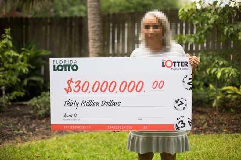 Mulher com cheque da TheLotter