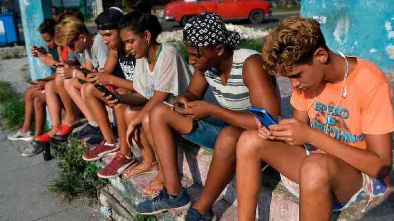 As novas normas que regulamentam o uso da internet so vistas como opressoras por muitos cubanos(foto: AFP)