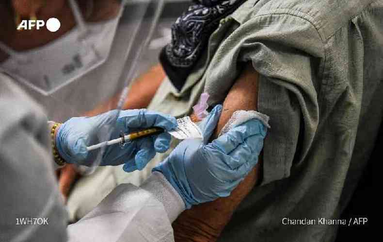 Um voluntrio recebe uma vacina em desenvolvimento para combater a covid-19 na Flrida, Estados Unidos, em 13 de agosto de 2020 