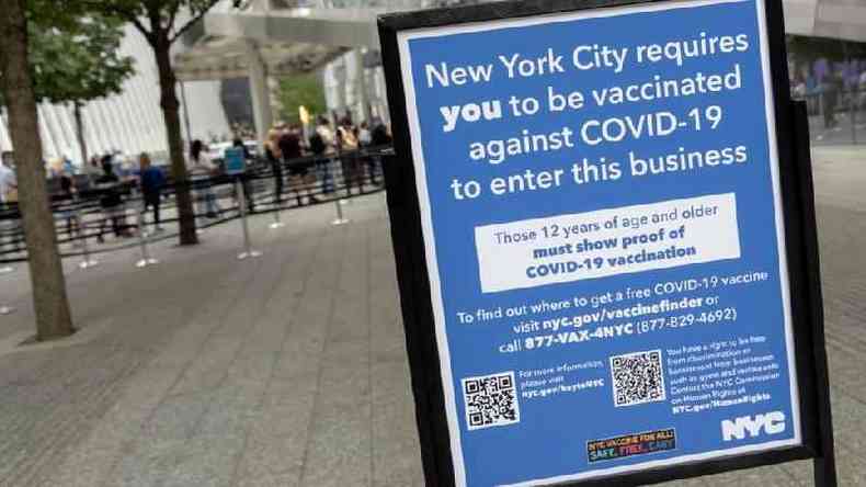 A cidade de Nova York estabeleceu um mecanismo de passaporte de vacina que restringe o acesso a certas atividades a pessoas no vacinadas.