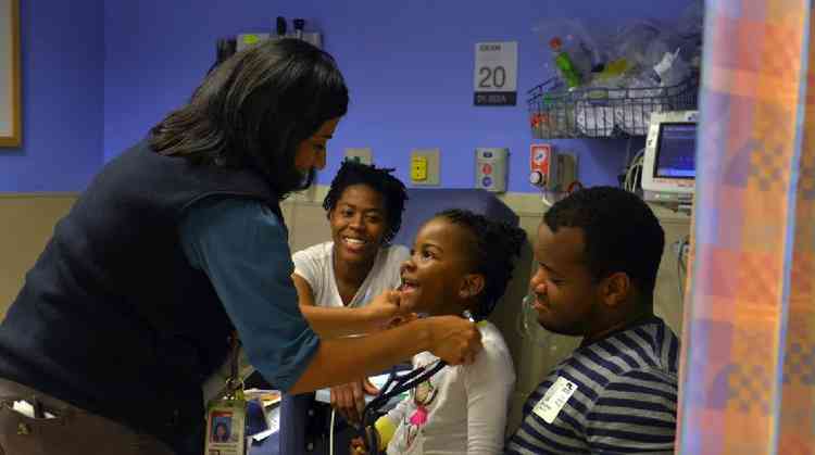 Criana sendo examinada em uma clnica de asma em Washington DC, nos Estados Unidos