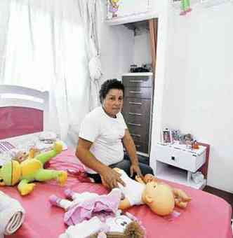 A educadora Maria Francisca da Silva, moradora do Aglomerado da Serra, mostra o quarto da filha, reformado e mobiliado no ano passado(foto: Juarez Rodrigues/EM/D.A Press )