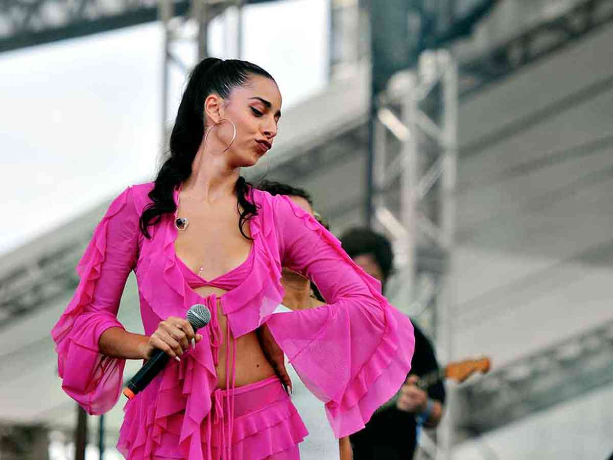 Cantora Feminina De Vestido Festivo Atuando No Festival Internacional De  Música De 2022 West Park Imagem Editorial - Imagem de vestido, brilho:  261976465