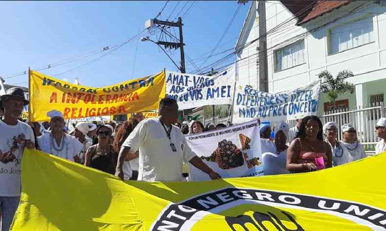 População de Itaboraí com faixas contra o preconceito religioso