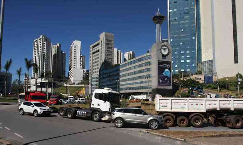 Condutores promoveram carreata e buzinaço. PM confirma que transporte vinha ocorrendo, apesar de liminar (foto: Edésio Ferreira/EM/DA Press)