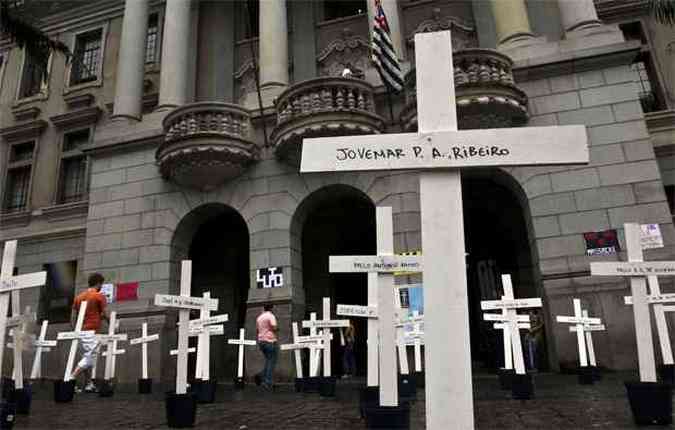 Protestos em So Paulo lembraram os 111 presos mortos durante o massacre(foto: AFP PHOTO / Nelson ALMEIDA )