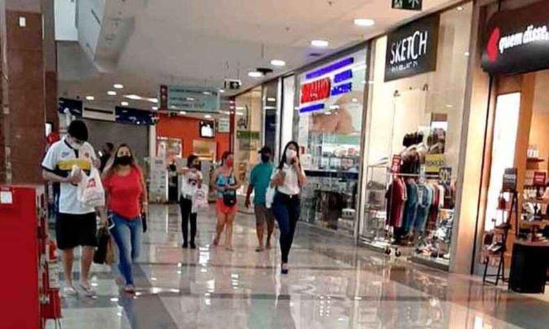 Clientes no corredor do Shopping Ita