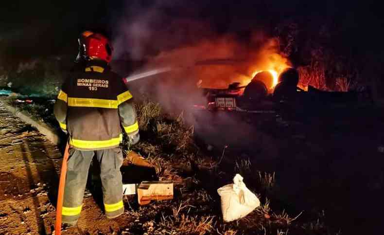 Militares do Corpo de Bombeiros combatem chamas de caminho pegando fogo