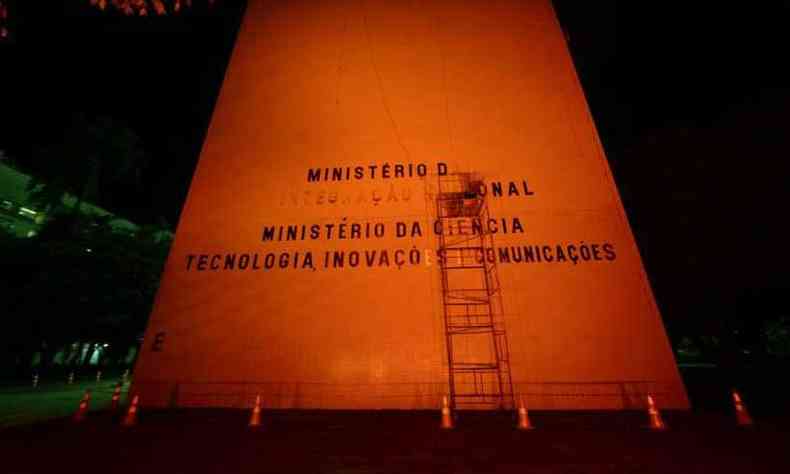 Trabalho de troca de nomes de ministrios com as modificaes feitas pelo presidente Jair Bolsonaro na estrutura da Esplanada (foto: Wallace Martins/Esp. CB/D.A Press )
