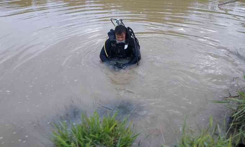 O corpo da vtima de afogamento foi encontrado a oito metros de profundidade por mergulhadores dos Bombeiros