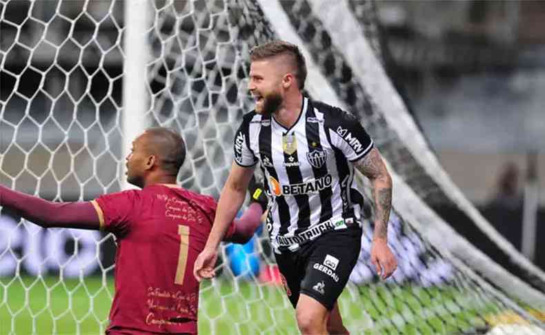 Sasha marcou trs gols e deu vitria ao Galo no Mineiro