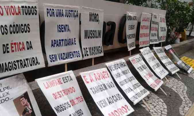 No detalhe, cartazes colocados por apoiadores de Lula(foto: Lena Alves)