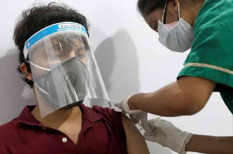 Alguns tiveram a sorte de serem vacinados em Mumbai em 1 de maio, apesar da escassez crnica de vacinas(foto: Reuters)