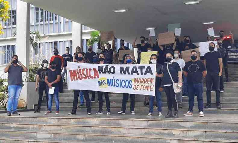 Msicos protestam na frente da Prefeitura de Contagem contra o decreto que proibiu as apresentaes de msica ao vivo em bares e restaurantes (foto: Robson Rodrigues)