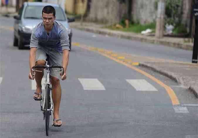 Thiago Rodrigues usa a bicicleta no dia a dia, para vrias finalidades(foto: Leandro Couri/EM/D.A Press)
