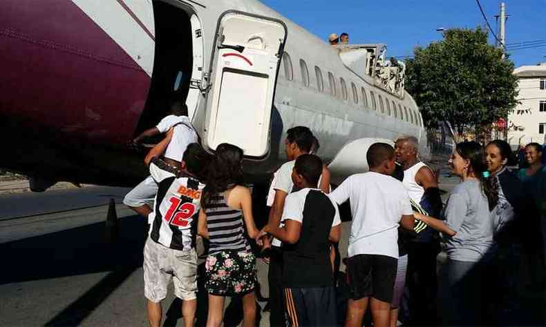 Fila para se aproximar ou entrar na carcaa do avio no Bairro Copacabana(foto: Paulo Filgueiras/EM/DA Press)
