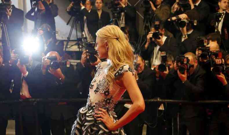Paris Hilton no tapete vermelho do Festival de Cannes, em 2014. Herdeira de uma fortuna, ela fez fama como jovem socialite baladeira. No documentrio, disse que incorporou a personagem de 