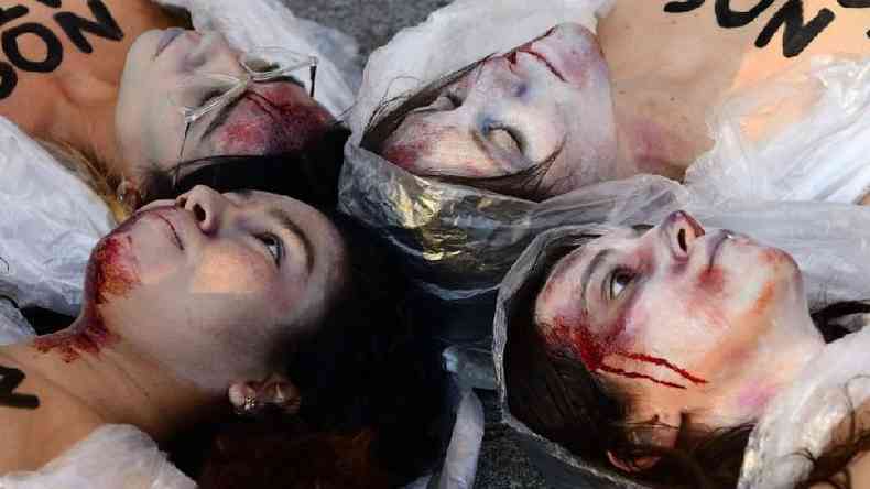 Mulheres na Espanha simulam cadveres em protesto contra as taxas altas de feminicdio(foto: Getty Images)