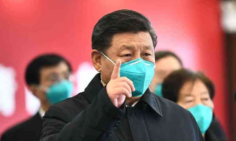 Xi Jinping, usando mscara, visitou o epicentro da epidemia (foto: Xie Huanchi / XINHUA / AFP)