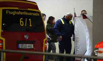 Familiares de vtimas da tragdia chegam no aeroporto de Dusseldorf(foto: SASCHA SCHUERMANN / AFP)