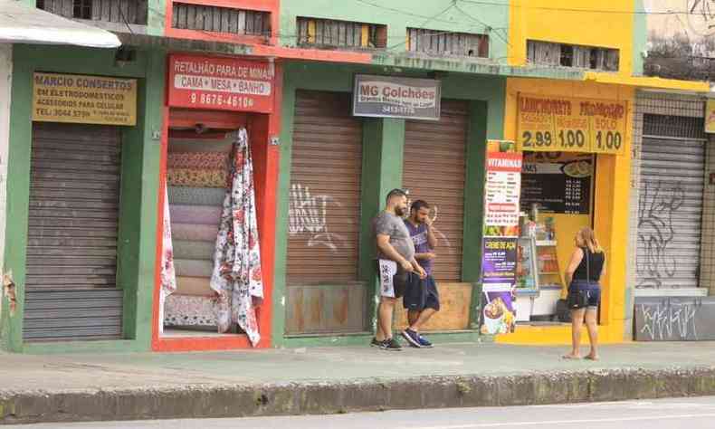Comrcio na Rua Para de Minas, no Padre Eustquio: poucos lojistas decidiram abrir as portas(foto: Edsio Ferreira/EM/D.A Press)