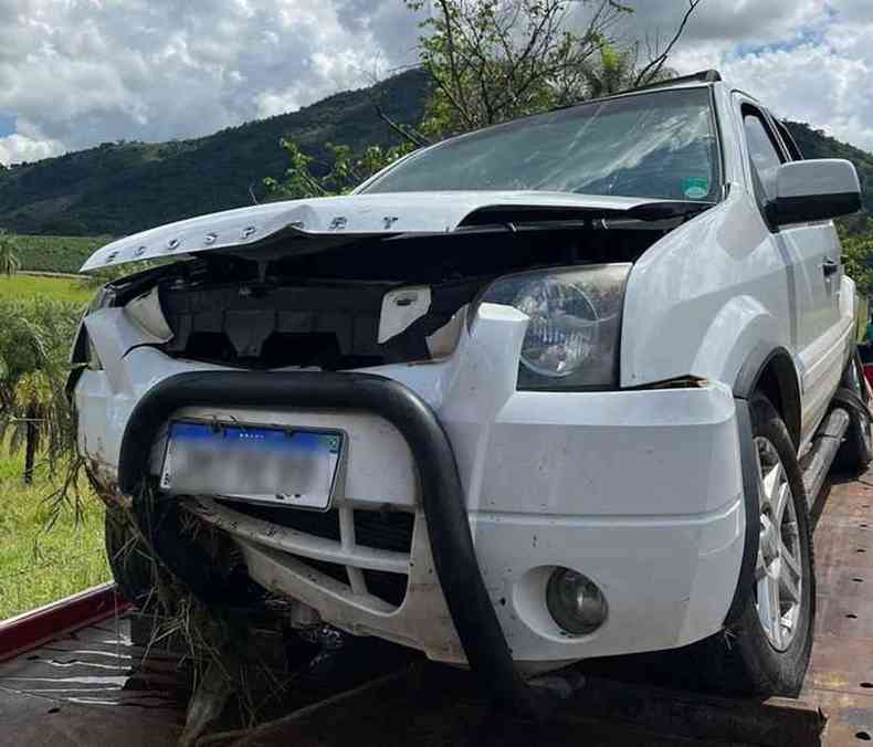 Carro com a frente danificada aps batida