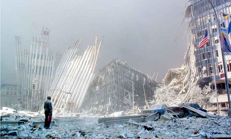 Cena de destruio na rea do World Trade Center um dia depois dos atentados terroristas que mataram quase 3 mil pessoas nos Estados Unidos