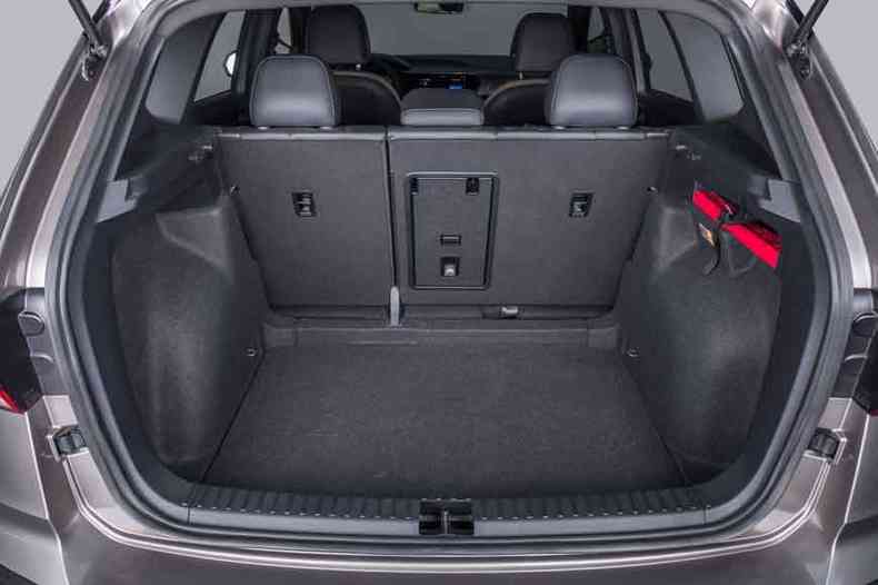 Porta-malas com 498 litros de volume coroa o bom espao interno(foto: Volkswagen/Divulgao)