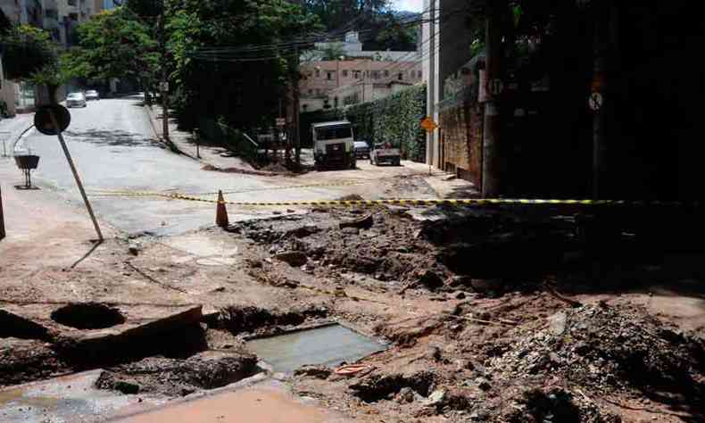 Avenida Prudente de Morais com Rua Engenheiro Zoroastro Torres, no Bairro So Bento, que foi destruda pelas chuvas(foto: Paulo Filgueiras/em/d.a press)