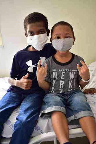 Gabriel Oliveira de Moura, de 13 anos, e Samuel Oliveira de Moura, de 5, so irmos de vida, sangue e luta(foto: Santa Casa BH/Divulgao)