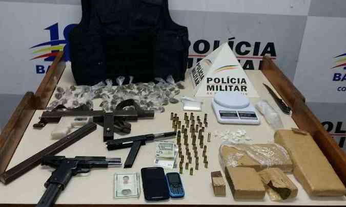 Alm da droga, uma pistola da PM roubada foi apreendida com acusado(foto: PMMG/Divulgao)