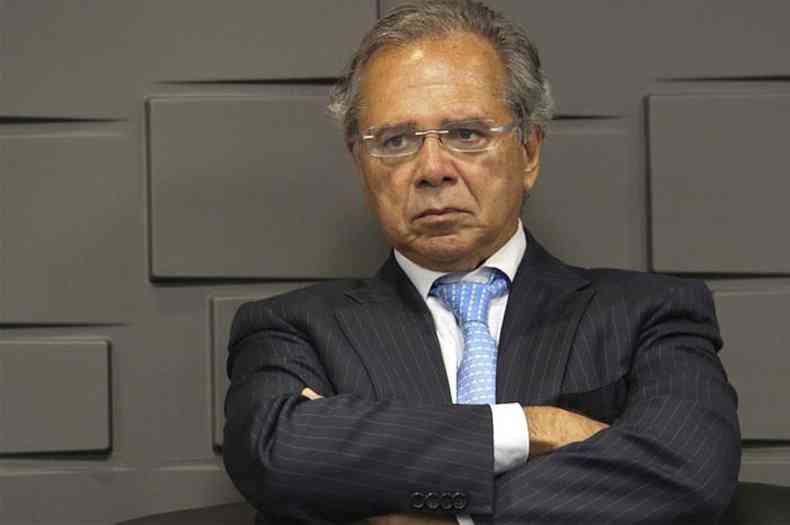 Imagem do ministro da Economia, Paulo Guedes, de cara fechada
